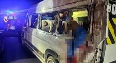 Kayseri'de minibüs TIR'la çarpıştı! 3 kişi öldü, çok sayıda yaralı var