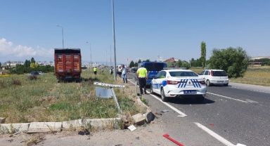 Ticari araç ile kamyon çarpıştı: 1 ölü, 14 yaralı