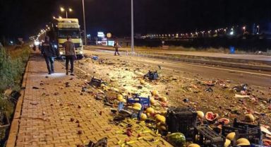 Tırlar kaza yaptı, meyveler yola saçıldı