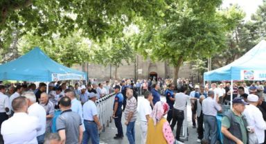 BAŞKAN PALANCIOĞLU, VATANDAŞLARA AŞURE İKRAM ETTİ