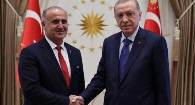 İYİ Parti'den AK Parti'ye geçen Kaya'ya rozetini Erdoğan taktı