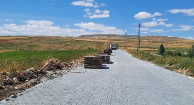 KİLİT PARKE YOL YAPIM ÇALIŞMALARI TOPSÖĞÜT MAHALLESİNDE SÜRÜYOR