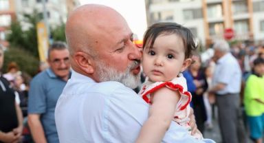 KOCASİNAN’DA SOKAK OYUNLARI İLE 7’DEN 70’E HERKES MUTLU -ÇOCUKLARIN BAŞKAN AMCA SEVGİSİ
