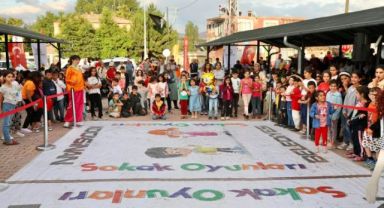 KOCASİNANLI ÇOCUKLAR, SOKAK OYUNLARI ŞENLİĞİYLE MUTLU OLUYOR