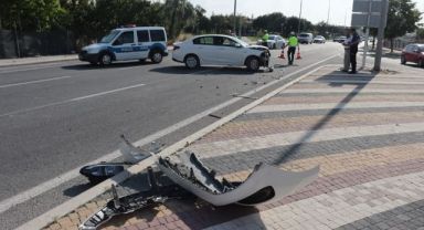 Motosikletli polis timi ile otomobil çarpıştı: 2 polis yaralı