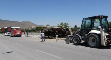 Şaftı kopan kamyonet duvara çarpıp yan yattı: 1 yaralı