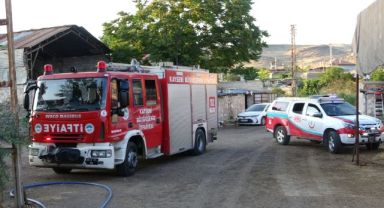 Temizlemek için girdiği plastik su tankında mahsur kaldı