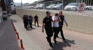 Uyuşturucudan gözaltına alınan şahıs basın mensuplarına tükürdü