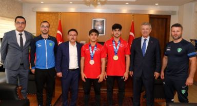 Vali Çiçek, Şampiyon Güreşçileri Kabul Etti