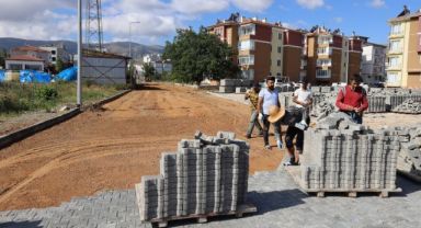 YAHYALI’DA YENİ AÇILAN YOLLARA PARKE DÖŞENİYOR