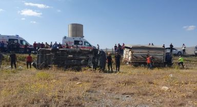 Yolcu minibüsü ile kamyon çarpıştı: 12 yaralı
