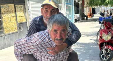 Ağabeyini sırtında taşıyor