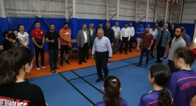 BAŞKAN BÜYÜKKILIÇ, ANADOLU YILDIZLAR LİGİ BADMİNTON FİNALİSTİ SPORCULARLA BULUŞTU