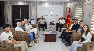 BAŞKAN ESAT ÖZTÜRK YENİ ÜNİVERSİTELİLERİ TEBRİK ETTİ