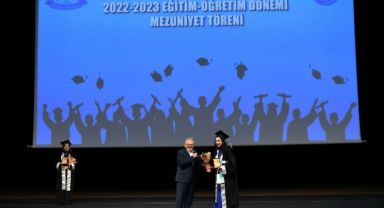 Büyükkılıç, Genç İletişimcilerin Mezuniyet Töreni Coşkusuna Ortak Oldu