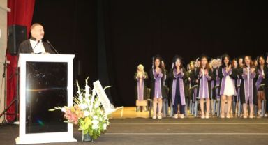 Erciyes Üniversitesi (ERÜ) Diş Hekimliği Fakültesi'nde eğitimlerini tamamlayan 133 öğrenci mezuniyet heyecanı yaşadı.