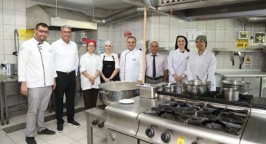 ERÜ Rektörü Prof. Dr. Altun Aşure Pişirdi