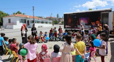 GEZİCİ KÜTÜPHANE HEM EĞLENDİRİYOR HEM ÖĞRETİYOR
