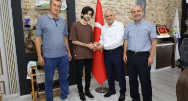 GÖRÜNTÜLÜ HABER / BAŞKAN ÖZTÜRK’TEN BAŞARILI ÖĞRENCİYE ALTIN HEDİYESİ