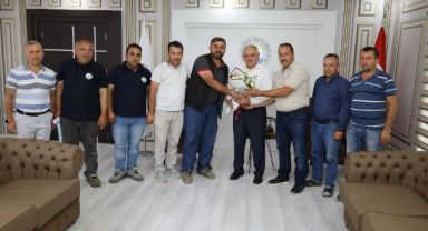 GÖRÜNTÜLÜ HABER /BELEDİYE İŞÇİLERİNDEN BAŞKAN ÖZTÜRK’E ZAM TEŞEKKÜRÜ