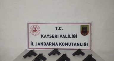 Kayseri’de ruhsatsız tabancaları piyasaya sürmek isteyen şahıs jandarmadan kaçamadı