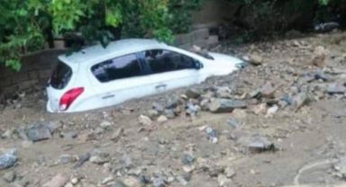 Kayseri’deki selde araçlar çamura gömüldü