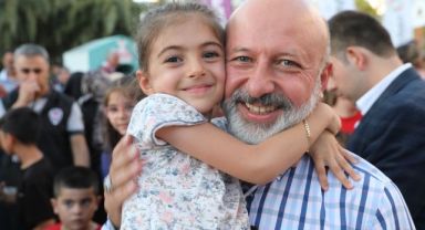 KOCASİNAN’IN SOKAK OYUNLARI ŞENLİĞİNDE BAŞKAN AMCA’YA SEVGİ SELİ