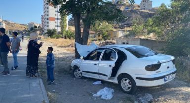 Kontrolden çıkan otomobil ağaca çarparak durabildi: 3 yaralı