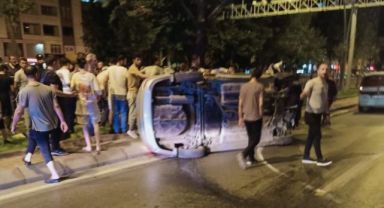 Kontrolden çıkan otomobil, park halindeki otomobillere çarpıp yan yattı
