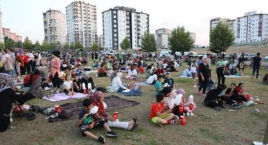 TOKİ’DE AÇIK HAVA SİNEMASI YOĞUN İLGİ GÖRDÜ