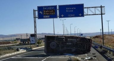 Yolcu otobüsü ile kamyonet çarpıştı: Yaralılar var