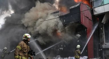 Ataşehir'de büyük yangın! 2 katlı binada başlayan yangın 3 binaya daha sıçradı