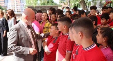 BAŞKAN ÇOLAKBAYRAKDAR, 2023-2024 EĞİTİM ÖĞRETİM YILININ İLK DERS ZİLİNDE ÖĞRENCİLERLE BİR ARAYA GELDİ