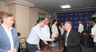 BÜYÜKKILIÇ, AK PARTİ KAYSERİ İL BAŞKANLIĞI YENİ YÖNETİMİNİ TEBRİK ETTİ