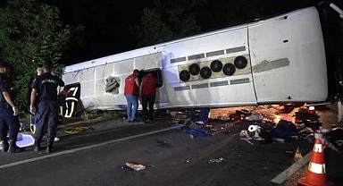 Denizli'de facia! Bariyeri aşan TIR, karşı şeritte otobüsü çarptı 6 kişi öldü 43 kişi yaralandı