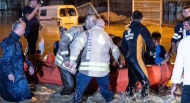 İstanbul'da sel felaketi! Arnavutköy, Başakşehir ve Küçükçekmece sular altında kaldı 2 kişi öldü can pazarı yaşandı.