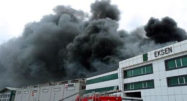İstanbul Silivri'de çıkan fabrika yangını uzun uğraşlar sonucu söndürüldü! Göz gözü görmedi