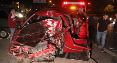 Kayseri'de aydınlatma direğine çarpan otomobil hurdaya döndü