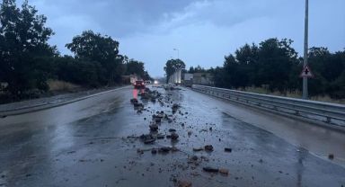 Kayseri'de kuvvetli yağış nedeniyle oluşan selde mahsur kalan 2 kişi kurtarıldı