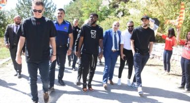 Kayserisporlu Futbolcular Pazarören’de Öğrencilerle Halay Çekti