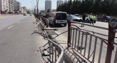 Otomobilin bariyerlere çarptığı kazada ortalık savaş alanına döndü