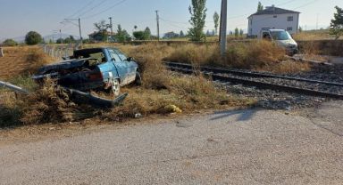 Trenle otomobil çarpıştı: 1 Yaralı