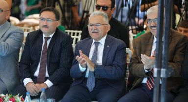 VALİ ÇİÇEK VE BAŞKAN BÜYÜKKILIÇ, DERS ZİLİ ÇALAN ÖĞRENCİLERİN HEYECANINA ORTAK OLDU
