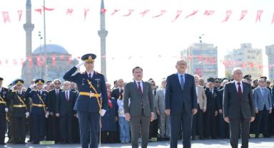 BAŞKAN BÜYÜKKILIÇ, CUMHURİYET BAYRAMI KUTLAMASINDA ÇELENK SUNDU