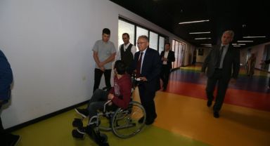 BAŞKAN BÜYÜKKILIÇ, ENGELLERİ ORTADAN KALDIRAN MERKEZE YÜZME HAVUZU KAZANDIRDI
