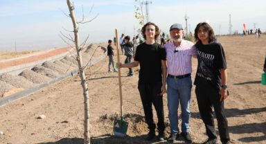 BAŞKAN ÇOLAKBAYRAKDAR, 100.YILINDA 100 GENÇ İLE 100 AĞAÇ DİKTİ