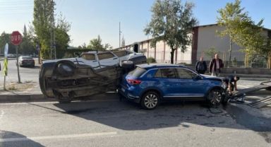 Kayseri'de iki aracın birbirine girdiği kaza kamerada