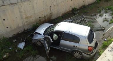 Otomobil kanala uçtu: 1 yaralı
