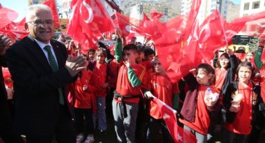 BAŞKAN BÜYÜKKILIÇ'TAN TEMEL ATMA TÖRENİNDE MİNİKLERE