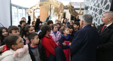 BÜYÜKŞEHİR’İN 7,5 MİLYON YILLIK FOSİL SERGİSİ MİNİKLERİN İLGİ ODAĞI OLDU